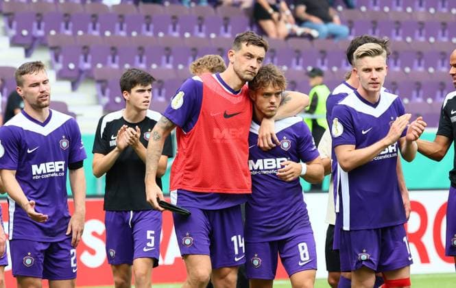 Sport Themen der Woche KW33 Sport Bilder des Tages Erz.Aue - Moenchengladbach DFB-Pokal Aue, 17.08.2024, Erzgebirgsstadion, Fußball, DFB Pokal, 1.Hauptrunde , FC Erzgebirge Aue vs. Borussia Mönchengladbach 1:3 (1:1) , im Bild; Enttäuschung bei Aue nach dem Spiel. Anthony Barylla (23, Aue), Boris Tashchy (14, Aue), Mika Clausen ( 8, Aue), Erik Majetschak (13, Aue). , Nur für journalistische Zwecke. Only for editorial use! , DFB regulations prohibit any use of photographs as image sequences and or quasi-video. , *** Erz Aue Moenchengladbach DFB Pokal Aue, 17 08 2024, Erzgebirgsstadion, Fußball, DFB Pokal, 1 Hauptrunde , FC Erzgebirge Aue vs Borussia Mönchengladbach 1 3 1 1 , im Bild Enttäuschung bei Aue nach dem Spiel Anthony Barylla 23, Aue , Boris Tashchy 14, Aue , Mika Clausen 8, Aue , Erik Majetschak 13, Aue , For journalistic purposes only Only for editorial use , DFB regulations prohibit any use of photographs as image sequences and or quasi video , Picture Point
