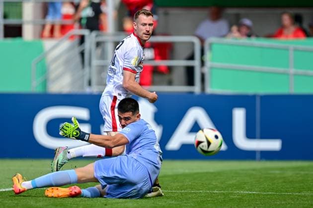 Sport Themen der Woche KW33 Sport Bilder des Tages Jannik Mause (FCK, 18) erzielt das Tor zum 0:1, Simon Simoni (Torwart, FC Ingolstadt, 41) machtlos, geschlagen, Torschütze zum 0:1, scores the goal, Tor, Goal, Torerfolg, Action, Aktion, 17.08.2024, Ingolstadt (Deutschland), Fussball, DFB-Pokal, Erste Runde, FC Ingolstadt 04 - 1. FC Kaiserslautern, DFB DFL REGULATIONS PROHIBIT ANY USE OF PHOTOGRAPHS AS IMAGE SEQUENCES AND OR QUASI-VIDEO. *** Jannik Mause FCK, 18 scores the goal to 0 1, Simon Simoni goalkeeper, FC Ingolstadt, 41 powerless, beaten, scorer to 0 1, scores the goal, goal, goal success, action, action, 17 08 2024, Ingolstadt Germany , Football, DFB Pokal, First Round, FC Ingolstadt 04 1 FC Kaiserslautern, DFB DFL REGULATIONS PROHIBIT ANY USE OF PHOTOGRAPHS AS IMAGE SEQUENCES AND OR QUASI VIDEO xslx