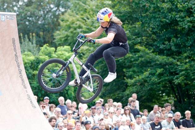 Sport Themen der Woche KW33 Sport Bilder des Tages 17.08.2024 Deutsche Meisterschaft Bike Park BMX Park Frauen Elite Qualifikation hier Lara Marie LESSMANN (Mellowpark e. V.) Darmstadt Hessen Deutschland *** 17 08 2024 German Championship Bike Park BMX Park Women Elite Qualification here Lara Marie LESSMANN Mellowpark e V Darmstadt Hessen Germany
