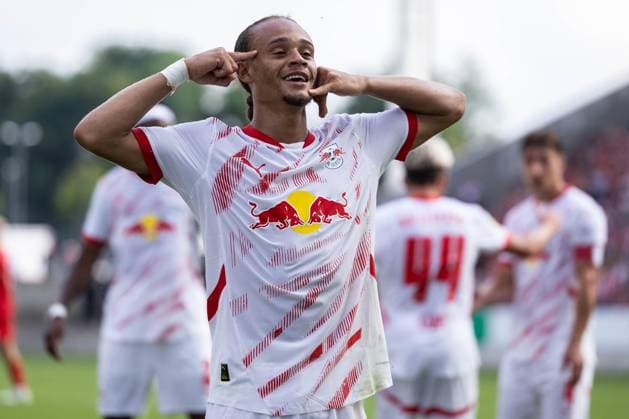 Sport Themen der Woche KW33 Sport Bilder des Tages Fußball DFB-Pokal 1. Runde Rot-Weiss Essen - RB Leipzig am 17.08.2024 im Stadion an der Hafenstraße in Essen Torjubel zu 1:4 durch Xavi Simons ( Leipzig ) DFB regulations prohibit any use of photographs as image sequences and or quasi-video. *** Soccer DFB Cup 1 round Rot Weiss Essen RB Leipzig on 17 08 2024 at the stadium at the Hafenstraße in Essen Goal celebration to 1 4 by Xavi Simons Leipzig DFB regulations prohibit any use of photographs as image sequences and or quasi video xJRx