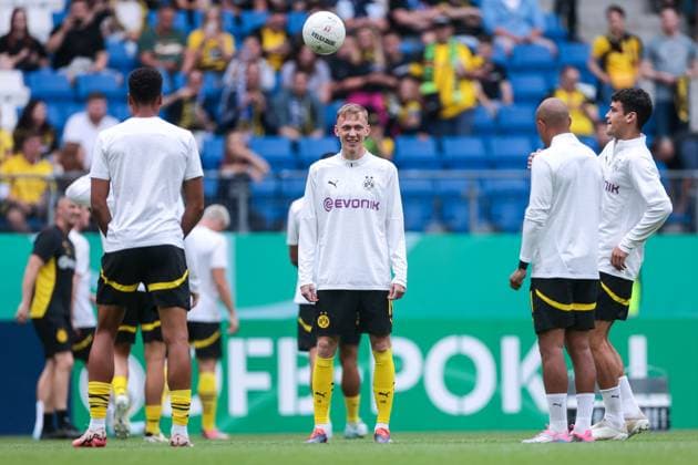 Sport Themen der Woche KW33 Sport Bilder des Tages 17.08.2024, Fussball, Saison 2024 2025, DFB-Pokal, 1. Runde, 1. FC Phönix Lübeck - Borussia Dortmund, Maximilian Beier (Borussia Dortmund) lacht, Hamburg Volksparkstadion Hamburg Deutschland xRHR-FOTO DEx *** 17 08 2024, Football, Season 2024 2025, DFB Cup, 1 round, 1 FC Phönix Lübeck Borussia Dortmund, Maximilian Beier Borussia Dortmund laughs, Hamburg Volksparkstadion Hamburg Germany xRHR PHOTO DEx Copyright: DennisxEwert RHR-FOTOx RHR-FOTO DE