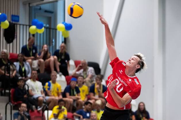 240817 Schweiz Lars Migge under volleybollmatchen i herrarnas EM-kval mellan Sverige och Schweiz den 17 augusti 2024 i Habo. Copyright: AXELxBOBERG BB240817AX018