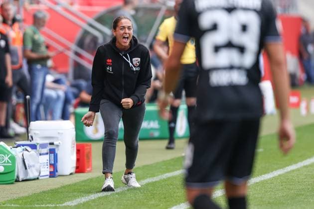 DFB-Pokal; FC Ingolstadt 04 - 1. FC Kaiserslautern; Cheftrainerin Sabrina Wittmann (FCI) an der Seitenlinie, Spielerbank schreit pfeift 3. Liga - FC Ingolstadt 04 Saison 2024 2025