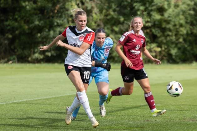 Sport Themen der Woche KW33 Sport Bilder des Tages Eintracht Frankfurt - 1. FC Nürnberg, Testspiel Tor zum 1:0 durch Laura Freigang (Eintracht Frankfurt, 10). Nürnbergs Torhüterin Hannah Etzold und Alina Mailbeck haben das Nachsehen. Testspiel zwischen Eintracht Frankfurt Frauen und dem 1. FC Nürnberg am 17. August 2024 in Frankfurt., Frankfurt am Main Hessen Deutschland Deutsche Bank Park *** Eintracht Frankfurt 1 FC Nuremberg, Test match Goal for 1 0 by Laura Freigang Eintracht Frankfurt, 10 Nuremberg goalkeeper Hannah Etzold and Alina Mailbeck have the victory Test match between Eintracht Frankfurt Women and 1 FC Nuremberg on August 17, 2024 in Frankfurt , Frankfurt am Main Hessen Germany Deutsche Bank Park