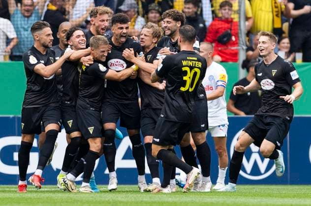Sport Themen der Woche KW33 Sport Bilder des Tages Jubel bei den Aachenern nach dem Tor zum 1:1 Ausgleich durch Mika Hanraths (Alemannia Aachen, 15). Aachen, Fussball DFB-Pokal 1. Runde, Runde 1, Alemannia Aachen - Holstein Kiel, 17.08.2024, Tivoli, Aachen. DFB regulations prohibit any use of photographs as image sequences and or quasi-video Â *** Aacheners cheer after Mika Hanraths scores the equalizer Alemannia Aachen, 15 Aachen, Soccer DFB Pokal 1 round, round 1, Alemannia Aachen Holstein Kiel, 17 08 2024, Tivoli, Aachen DFB regulations prohibit any use of photographs as image sequences and or quasi video Â
