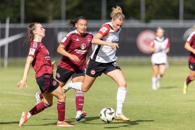 Eintracht Frankfurt - 1. FC Nürnberg, Testspiel Laura Freigang (Eintracht Frankfurt, 10) findet die Lücke zwischen den beiden Nürnbergerinnen Rebekka Salfelder (links) und Clara Fröhlich. Testspiel zwischen Eintracht Frankfurt Frauen und dem 1. FC Nürnberg am 17. August 2024 in Frankfurt., Frankfurt am Main Hessen Deutschland Deutsche Bank Park