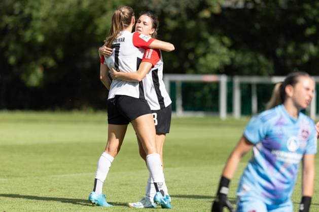 Eintracht Frankfurt - 1. FC Nürnberg, Testspiel Lara Prasnikar (Eintracht Frankfurt, 7) und Barbara Dunst (Eintracht Frankfurt, 28) jubeln nach dem Tor zum 3:0. Testspiel zwischen Eintracht Frankfurt Frauen und dem 1. FC Nürnberg am 17. August 2024 in Frankfurt., Frankfurt am Main Hessen Deutschland Deutsche Bank Park