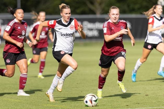Eintracht Frankfurt - 1. FC Nürnberg, Testspiel Laura Freigang (Eintracht Frankfurt, 10) im Laufduell mit der Nürnbergerin Madeleine Steck. Testspiel zwischen Eintracht Frankfurt Frauen und dem 1. FC Nürnberg am 17. August 2024 in Frankfurt., Frankfurt am Main Hessen Deutschland Deutsche Bank Park