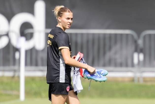 Eintracht Frankfurt - 1. FC Nürnberg, Testspiel Laura Freigang (Eintracht Frankfurt, 10) nimmt zunächst auf der Auswechselbank Platz. Testspiel zwischen Eintracht Frankfurt Frauen und dem 1. FC Nürnberg am 17. August 2024 in Frankfurt., Frankfurt am Main Hessen Deutschland Deutsche Bank Park