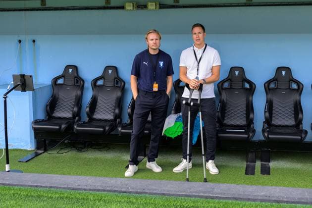 240817 Malmö FFs presskommunikatör Hjalmar Steenberg och Niklas Moisander inför fotbollsmatchen i Allsvenskan mellan Malmö FF och IFK Norrköping den 17 augusti 2024 i Malmö. Copyright: MATHILDAxAHLBERG BB240817MA138