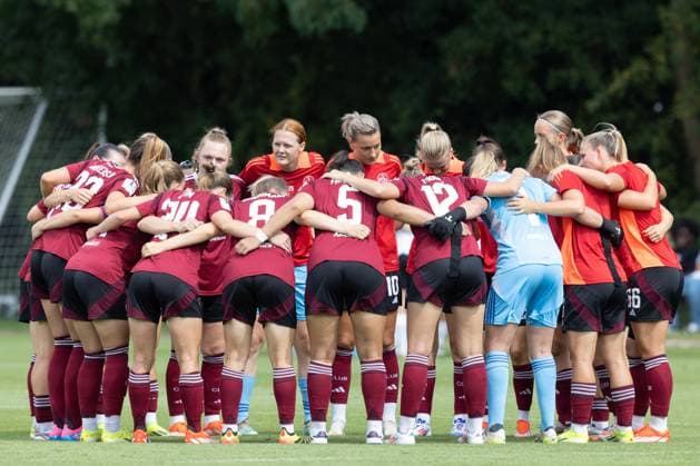 Eintracht Frankfurt - 1. FC Nürnberg, Testspiel Mannschaftskreis der Frauen des 1. FC Nürnberg vor Spielbeginn. Testspiel zwischen Eintracht Frankfurt Frauen und dem 1. FC Nürnberg am 17. August 2024 in Frankfurt., Frankfurt am Main Hessen Deutschland Deutsche Bank Park