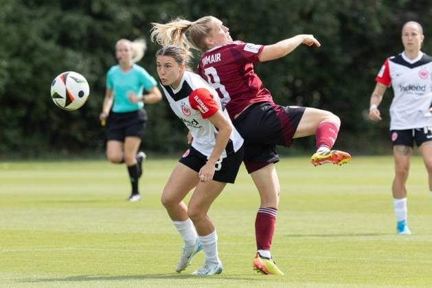 Eintracht Frankfurt - 1. FC Nürnberg, Testspiel Barbara Dunst (Eintracht Frankfurt, 28) und Livia Brunmair (Nürnberg, 8) verpassen beide den hohen Ball. Testspiel zwischen Eintracht Frankfurt Frauen und dem 1. FC Nürnberg am 17. August 2024 in Frankfurt., Frankfurt am Main Hessen Deutschland Deutsche Bank Park