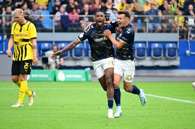 Sport Themen der Woche KW33 Sport Bilder des Tages Fussball I Herren I DFB Pokal l 1.FC Phoenix Luebeck - Borussia Dortmund I 1. Hauptrunde I Saison 2024-2025 I 17.08.2024 I Phoenix Luebeck Torjubel zum 1:3 v.l. Suele Niklas (Borussia Dortmund) , Torschuetze Iloka Obinna (Phoenix Luebeck) , Stoever Jonathan (Phoenix Luebeck) , Sportplatz : Volksparkstadion, Stellingen Hamburg Deutschland *** Soccer I Men I DFB Cup l 1 FC Phoenix Luebeck Borussia Dortmund I 1 Main Round I Season 2024 2025 I 17 08 2024 I Phoenix Luebeck Goal celebration to 1 3 v l Suele Niklas Borussia Dortmund , Goal scorer Iloka Obinna Phoenix Luebeck , Stoever Jonathan Phoenix Luebeck , Sportplatz Volksparkstadion, Stellingen Hamburg Germany