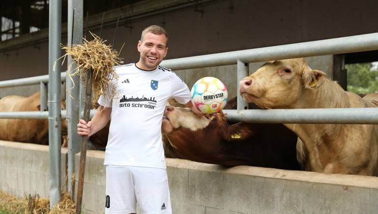 Sport Themen der Woche KW33 Sport Bilder des Tages Fußball, Saison 2024 2025, Hamburg, Landesliga Hansa, SV Altengamme, Fotoshooting auf dem Hof Wörmbke am Curslacker Neuen Deich. Nachdem es der Schlachtruf des Dorfvereins: Kühe, Schweine, Dorfvereine bereits zum Mallorca-Hit gebracht hat (Ina Colada machte daraus einen Party-Hit) folgte nun ein Fotoshooting auf dem Bauernhof. Der Norddeutsche Rundfunk war mit einem Fernsehteam dabei, der Beitrag ist am Sonntag (13. August) im Hamburg-Journal zu sehen. Hier im Bild: Jonas Buck, der anschließend im Spiel gegen den Klub Kosova (4:2) drei Tore erzielte. Curslack Hamburg *** Soccer, 2024 2025 season, Hamburg, Landesliga Hansa, SV Altengamme, photo shoot on the Wörmbke farm on Curslacker Neuer Deich After the battle cry of the village club Kühe, Schweine, Dorfvereine has already become a Mallorca hit Ina Colada turned it into a party hit, a photo shoot followed on the farm The Norddeutscher Rundfunk was there with a television team, the report can be seen on Sunday 13 August in the Hamburg Journal Here in the picture Jonas Buck, who then scored three goals in the game against Klub Kosova 4 2 Curslack Hamburg