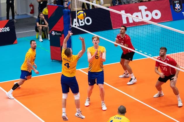 240817 Sveriges Alfred Brink och Jacob Ekman under volleybollmatchen i herrarnas EM-kval mellan Sverige och Schweiz den 17 augusti 2024 i Habo. Copyright: AXELxBOBERG BB240817AX038