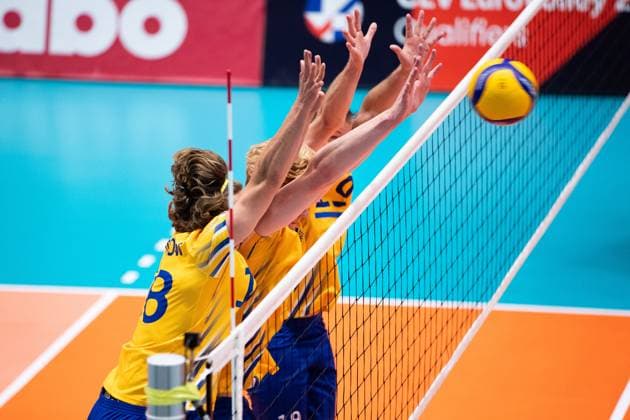 240817 Sveriges Oskar von Sydow, Jacob Ekman och Viktor Lindberg under volleybollmatchen i herrarnas EM-kval mellan Sverige och Schweiz den 17 augusti 2024 i Habo. Copyright: AXELxBOBERG BB240817AX041