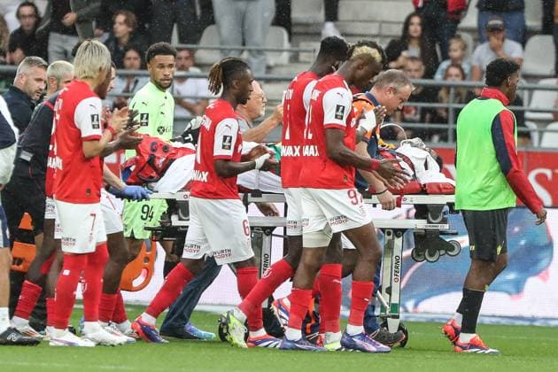 Sport Themen der Woche KW33 Sport Bilder des Tages Angel Gomes Adilson, Lille. tombé KO après un choc à la tête FOOTBALL: Stade de Reims vs LOSC Lille. Ligue 1 Mc Donalds. Stade Auguste Delaune - 17 08 2024 ElyxandroCegarra Panoramic 