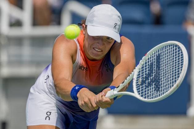 August 17, 2024, Mason, Ohio, U.S: IGA SWIATEK (POL) hits a two-handed backhand during Saturday s quarterfinal round against M. Andreeva at the Cincinnati Open at the Lindner Family Tennis Center. Swiatek wins 4-6, 6-3, 7-5. Mason U.S - ZUMAs304 20240817_zaf_s304_008 Copyright: xScottxStuartx