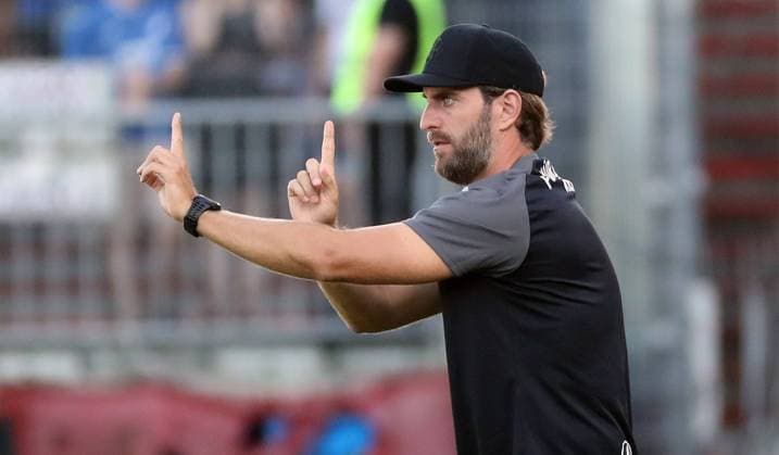 v.li.: Co-Trainer Ronny Ermel (FC Würzburger Kickers) gibt Anweisungen, gestikuliert, mit den Armen gestikulieren, gives instructions, gesticulate, Einzelbild, 16.08.2024, Würzburg (Deutschland), Fussball, DFB-Pokal, FC Würzburger Kickers - TSG 1899 Hoffenheim, DFB DFL REGULATIONS PROHIBIT ANY USE OF PHOTOGRAPHS AS IMAGE SEQUENCES AND OR QUASI-VIDEO.