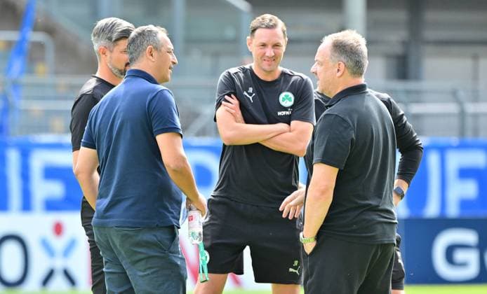 17.08.2024 - Fussball - Saison 2024 2025 - DFB-Pokal - 01. Runde: TSV Schott Mainz - SpVgg Greuther Fürth ( Kleeblatt ) - Sportfoto Zink MeZi - xmexzix - regulations prohibit any use of photographs as image sequences and or quasi-video - only for editorial use - Rachid Azzouzi (Sportdirektor Geschäftsführer SpVgg Greuther Fürth ) Jurek Rohrberg (Trainer-Assistent SpVgg Greuther Fürth ) Alexander Zorniger ( Trainer SpVgg Greuther Fürth, rechts ) *** 17 08 2024 Football season 2024 2025 DFB Pokal 01 round TSV Schott Mainz SpVgg Greuther Fürth Kleeblatt Sportfoto Zink MeZi xmexzix regulations prohibit any use of photographs as image sequences and or quasi video only for editorial use Rachid Azzouzi Sports Director Managing Director Sport SpVgg Greuther Fürth Jurek Rohrberg Coach Assistant SpVgg Greuther Fürth Alexander Zorniger Coach SpVgg Greuther Fürth, right