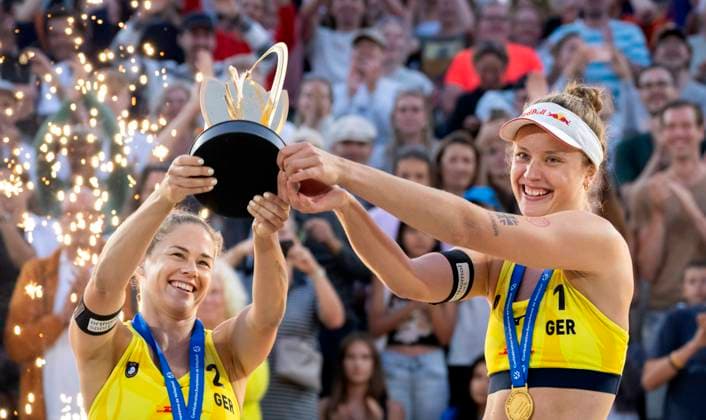 Bilder des Jahres 2024, Sport 08 August Sport Themen der Woche KW33 THE HAGUE - Svenja Muller and Cinja Tillmann (GER) after winning the final (w) of the 2024 European Beach volleyball, Beachvolleyball Championships. ANP SANDER KONING xVIxANPxSportx xxANPxIVx 506186152 originalFilename: 506186152.jpg