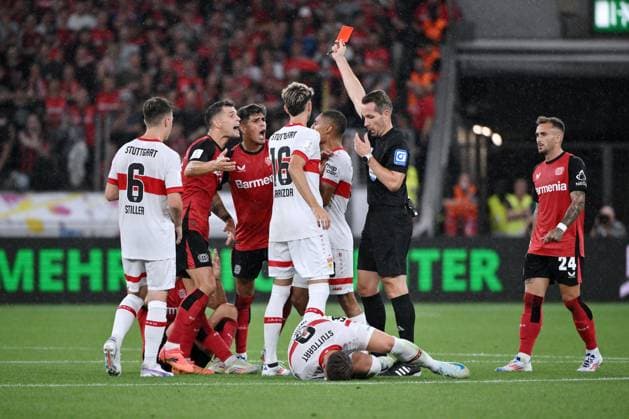 Sport Themen der Woche KW33 Sport Bilder des Tages Schiedsrichter Tobias Stieler zeigt Martin Terrier (Bayer 04 Leverkusen), links, die Rote Karte, Granit Xhaka (Bayer 04 Leverkusen), li., reklamiert 17.08.2024, Fussball Supercup 2024 Finale Bayer 04 Leverkusen - VfB Stuttgart Leverkusen BayArena Nordrhein Westfalen Deutschland *** Referee Tobias Stieler shows Martin Terrier Bayer 04 Leverkusen , left, the red card, Granit Xhaka Bayer 04 Leverkusen , left, complains 17 08 2024, Football Supercup 2024 Final Bayer 04 Leverkusen VfB Stuttgart Leverkusen BayArena Nordrhein Westfalen Germany Team2