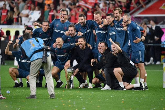 Trainer Xabier Alonso (Bayer 04 Leverkusen), Xabi Alonso feiert mit seinem Staff den Supercup Sieg 17.08.2024, Fussball Supercup 2024 Finale Bayer 04 Leverkusen - VfB Stuttgart Leverkusen BayArena Nordrhein Westfalen Deutschland