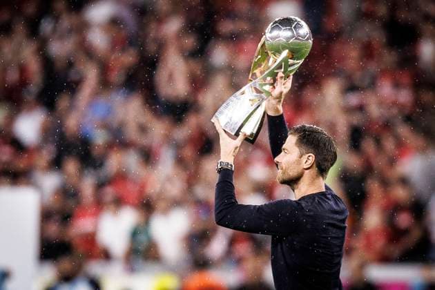 DFL Supercup 2024, Bayer 04 Leverkusen - VfB Stuttgart; 17.08.2024 Xabi Alonso (Cheftrainer Bayer 04 Leverkusen) lässt sich feiern; Leverkusen, 17.08.2024: DFL Supercup 2024, Bayer 04 Leverkusen - VfB Stuttgart in der BayArena in Leverkusen. DFL REGULATIONS PROHIBIT ANY USE OF PHOTOGRAPHS AS IMAGE SEQUENCES AND OR QUASI-VIDEO. Copyright: xBEAUTIFULxSPORTS AxelxKohringx