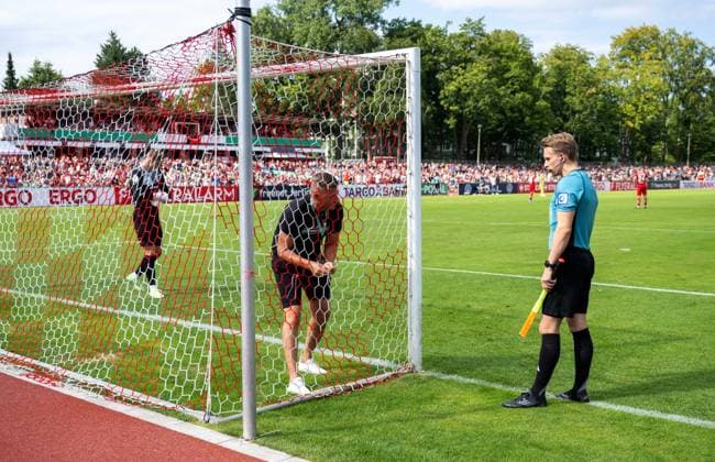 Sport Themen der Woche KW33 Fußball, Herren, Saison 2024 2025, DFB-Pokal (1. Runde), Greifswalder FC - 1. FC Union Berlin, vor dem Anpfiff musste eones der Tornetze geflickt werden, 17.08.2024, *** Soccer, Men, Season 2024 2025, DFB Pokal 1 round , Greifswalder FC 1 FC Union Berlin, before kick-off one of the goal nets had to be mended, 17 08 2024, Copyright: xSebastianxRäppold MatthiasxKochx