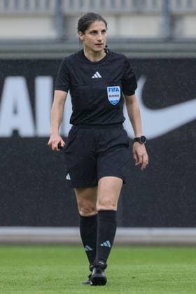 v.li.: FIFA Schiedsrichterin Dr. Riem Hussein, 17.08.2024, Wolfsburg (Deutschland), Fussball, Testspiel Frauen, VfL Wolfsburg - PSV Eindhoven *** from left FIFA referee Dr. Riem Hussein, 17 08 2024, Wolfsburg Germany , Soccer, Test match women, VfL Wolfsburg PSV Eindhoven xobx