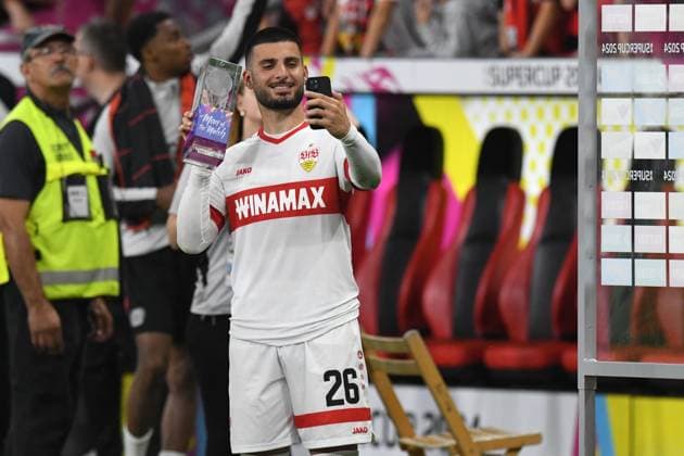 Deniz Undav ( VFB Stuttgart ) mit dem Pokal fuer den man of the match. GER, Bayer 04 Leverkusen vs VFB Stuttgart, Fussball, DFL Supercup Finale, Spielzeit 2024 2025, 17.08.2024 DFL REGULATIONS PROHIBIT ANY USE OF PHOTOGRAPHS AS IMAGE SEQUENCES AND OR QUASI-VIDEO GER, Bayer 04 Leverkusen vs VFB Stuttgart, Fussball, DFL Supercup Finale, Spielzeit 2024 2025, 17.08.2024 Leverkusen *** Deniz Undav VFB Stuttgart with the trophy for the man of the match GER, Bayer 04 Leverkusen vs VFB Stuttgart, Football, DFL Supercup Final, Season 2024 2025, 17 08 2024 DFL REGULATIONS PROHIBIT ANY USE OF PHOTOGRAPHS AS IMAGE SEQUENCES AND OR QUASI VIDEO GER, Bayer 04 Leverkusen vs VFB Stuttgart, Football, DFL Supercup Final, Season 2024 2025, 17 08 2024 Leverkusen Copyright: xEibner-Pressefoto ThomasxThienelx EP_TTL