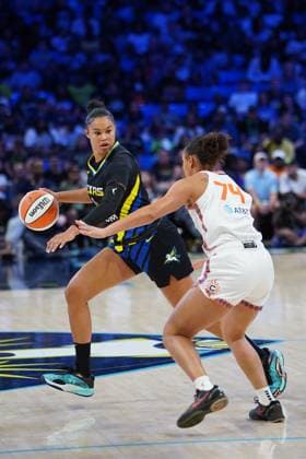 August 16, 2024, Arlington, Texas, United States: Forward Satou Sabally 0 of Dallas Wings handles the ball against Celeste Taylor 74 of Connecticut Sun during the WNBA, Basketball Damen, USA match between the Dallas Wings and Connecticut Sun at College Park Center. Final score Dallas Wings 91 - 109 Connecticut Sun. on August 16, 2024 in Arlington, Texas, United States. Arlington United States - ZUMAe321 20240816_zsa_e321_009 Copyright: xJavierxVicenciox xEyepixxGroupx
