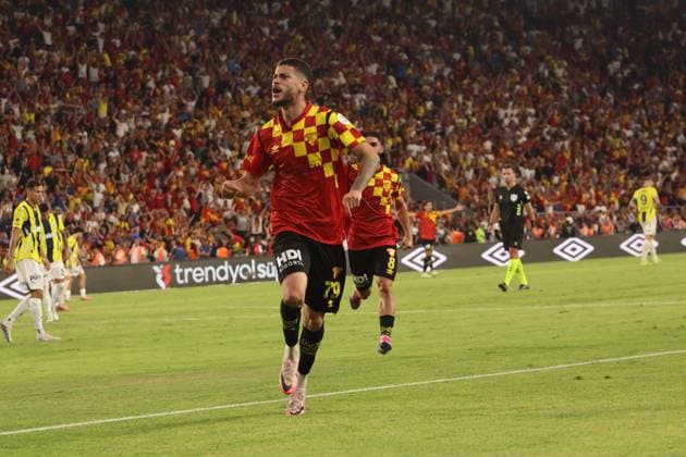 Fußball, Göztepe SK Izmir - Fenerbahce Istanbul Romulo Jose Cardoso da Cruz (79) of Goztepe celebrates after scoring the second goal of his team with teammates during the Turkish Super League match between Goztepe and Fenerbahce at Goztepe Gursel Aksel Stadium on August 17, 2024 in Izmir, Turkey. Izmir Turkey Copyright: xSeskimphotox Goztepe-FBahce-17824 (212)