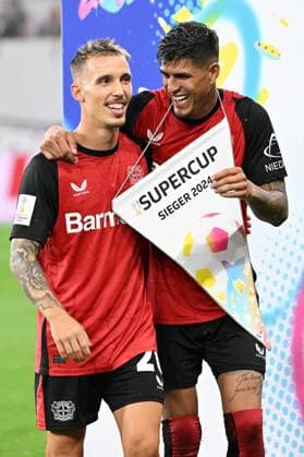Leverkusen, Bayarena, 01.01.21, GER, Herren, Supercup, Saison 2024-2025, Bayer 04 Leverkusen - VfB Stuttgart Bild: v.li. Schlussjubel, Emotion, Freude bei Alejandro GRIMALDO (Leverkusen) und Piero HINCAPIE (Leverkusen) Only for editorial use! DFL regulations prohibit any use of photographs as image sequences and or quasi-video. Nordrhein-Westfalen Deutschland