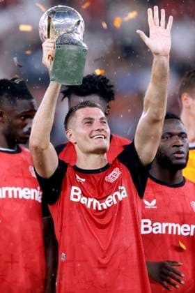 SCHICK Patrik Team Bayer 04 Leverkusen jubelt bei der Siegerehrung mit Supercup Finale DFL Supercup 2024 Spiel Bayer 04 Leverkusen - VfB Stuttgart am 17.08. 2024 in Leverkusen DFL REGULATIONS PROHIBIT ANY USE OF PHOTOGRAPHS as IMAGE SEQUENCES and or QUASI-VIDEO Copyright: xLacixPerenyix