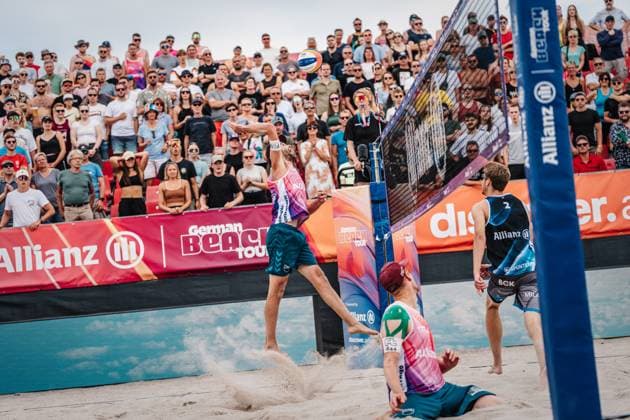 Beachvolleyball Männer Allianz German Beach Tour 2024 Tourstop Kühlungsborn 2 17.08.2024 Manuel Harms beim Angriff Kühlungsborn Strand an der Seebrücke Mecklenburg-Vorpommern Deutschland