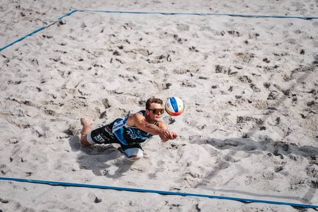 Beachvolleyball Männer Allianz German Beach Tour 2024 Tourstop Kühlungsborn 2 17.08.2024 Daniel Kirchner springt zum Ball Kühlungsborn Strand an der Seebrücke Mecklenburg-Vorpommern Deutschland
