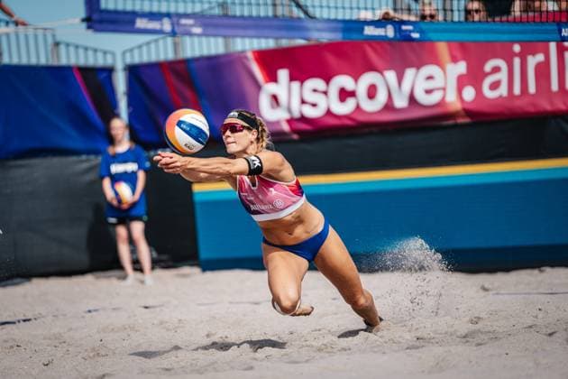 Beachvolleyball Frauen Allianz German Beach Tour 2024 Tourstop Kühlungsborn 2 17.08.2024 Kim van de Velde spielt den Ball Kühlungsborn Strand an der Seebrücke Mecklenburg-Vorpommern Deutschland