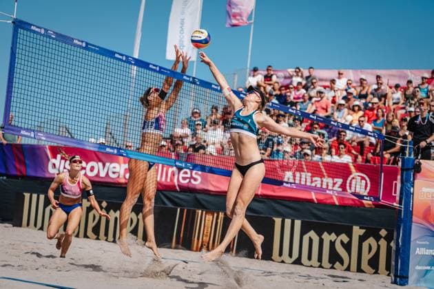 Beachvolleyball Frauen Allianz German Beach Tour 2024 Tourstop Kühlungsborn 2 17.08.2024 rechts Lea Kunst beim Angriff gegen links Sandra Ittlinger Kühlungsborn Strand an der Seebrücke Mecklenburg-Vorpommern Deutschland