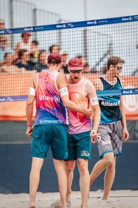 Beachvolleyball Männer Allianz German Beach Tour 2024 Tourstop Kühlungsborn 2 17.08.2024 v.l. Manuel und Yannick Harms Kühlungsborn Strand an der Seebrücke Mecklenburg-Vorpommern Deutschland