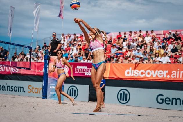 Beachvolleyball Frauen Allianz German Beach Tour 2024 Tourstop Kühlungsborn 2 17.08.2024 Paula Schürholz spielt den Ball Kühlungsborn Strand an der Seebrücke Mecklenburg-Vorpommern Deutschland