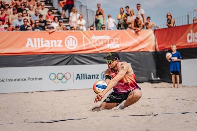 Beachvolleyball Männer Allianz German Beach Tour 2024 Tourstop Kühlungsborn 2 17.08.2024 Benedikt Sagstetter nimmt den Ball an Kühlungsborn Strand an der Seebrücke Mecklenburg-Vorpommern Deutschland