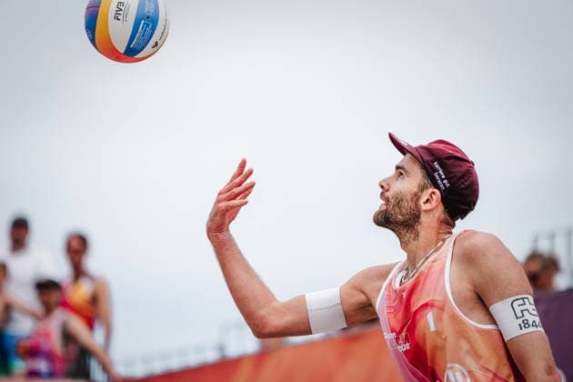 Beachvolleyball Männer Allianz German Beach Tour 2024 Tourstop Kühlungsborn 2 17.08.2024 Manuel Harms bei der Angabe Kühlungsborn Strand an der Seebrücke Mecklenburg-Vorpommern Deutschland