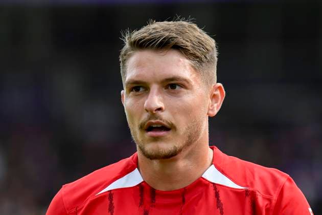 Florent Muslija (SC Freiburg) schaut waehrend des Spiels der DFB-Pokal - First Round zwischen VfL Osnabrueck und SC Freiburg im Stadion an der Bremer Brücke am 17. August 2024 in Osnabrueck, Deutschland. (Foto von Max Maiwald DeFodi Images) +++ Florent Muslija (SC Freiburg) looks on during the DFB-Pokal - First Round match between VfL Osnabrueck and SC Freiburg at Stadion an der Bremer Bruecke on August 17, 2024 in Osnabrueck, Germany. (Photo by Max Maiwald DeFodi Images) DFB DFL REGULATIONS PROHIBIT ANY USE OF PHOTOGRAPHS AS IMAGE SEQUENCES AND OR QUASI-VIDEO. Defodi-067_OSNSCF0240817_296