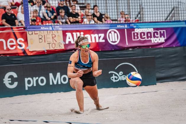 Beachvolleyball Frauen Allianz German Beach Tour 2024 Tourstop Kühlungsborn 2 18.08.2024 Isabel Schneider jubelt Kühlungsborn Strand an der Seebrücke Mecklenburg-Vorpommern Deutschland