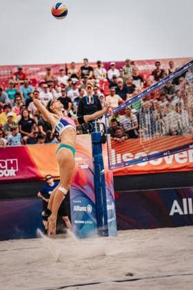 Beachvolleyball Frauen Allianz German Beach Tour 2024 Tourstop Kühlungsborn 2 18.08.2024 Kim van de Velde beim Angriff Kühlungsborn Strand an der Seebrücke Mecklenburg-Vorpommern Deutschland