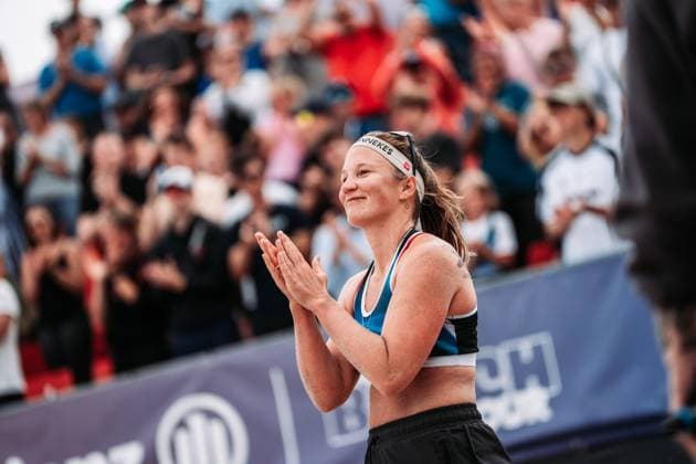 Beachvolleyball Frauen Allianz German Beach Tour 2024 Tourstop Kühlungsborn 2 18.08.2024 Isabel Schneider applaudiert den Fans nach ihrem letzten Spiel auf der German Beach Tour Kühlungsborn Strand an der Seebrücke Mecklenburg-Vorpommern Deutschland