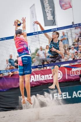 Beachvolleyball Männer Allianz German Beach Tour 2024 Tourstop Kühlungsborn 2 18.08.2024 v.l. Momme Lorenz blockt Milan Sievers Kühlungsborn Strand an der Seebrücke Mecklenburg-Vorpommern Deutschland