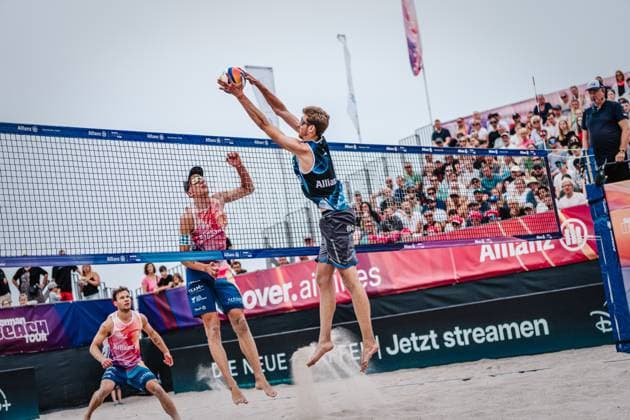 Beachvolleyball Männer Allianz German Beach Tour 2024 Tourstop Kühlungsborn 2 18.08.2024 v.l. Momme Lorenz wird geblockt von Milan Sievers Kühlungsborn Strand an der Seebrücke Mecklenburg-Vorpommern Deutschland