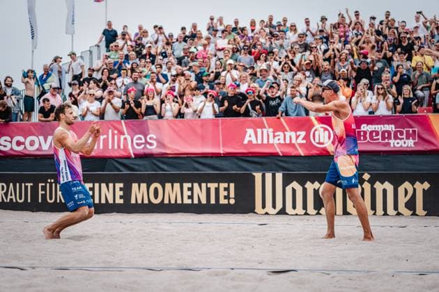 Beachvolleyball Männer Allianz German Beach Tour 2024 Tourstop Kühlungsborn 2 18.08.2024 v.l. Eric Stadie und Momme Lorenz jubeln nach dem Sieg und ziehen ins Finale ein Kühlungsborn Strand an der Seebrücke Mecklenburg-Vorpommern Deutschland